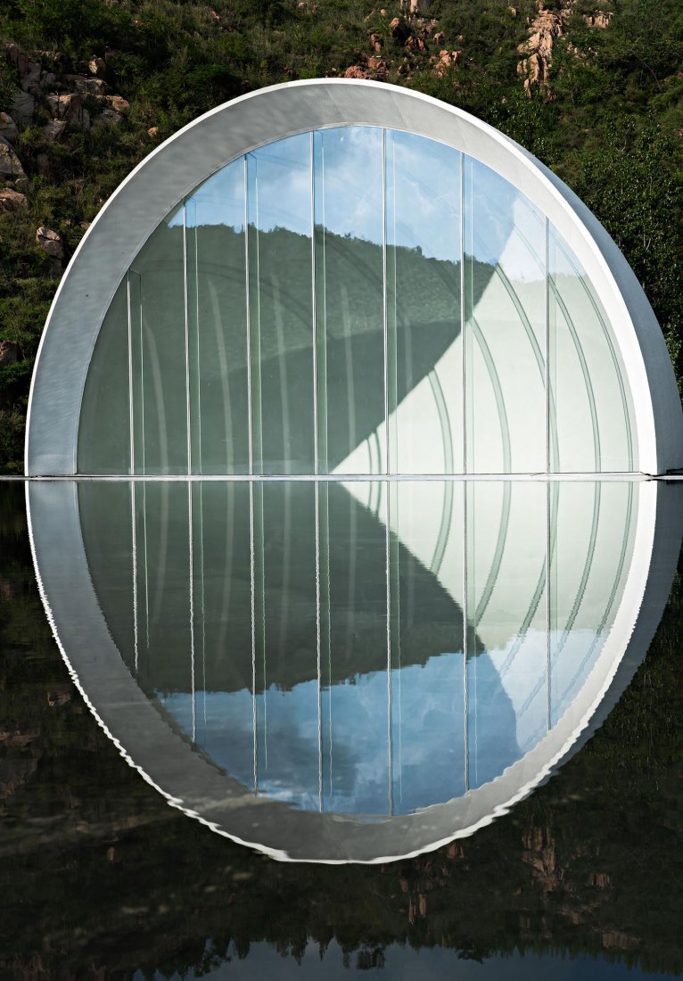 Sala de ceremonias de Tai'an: la luna de la ciudad natal por Syn Architects. Fotografía por Zheng Yan.