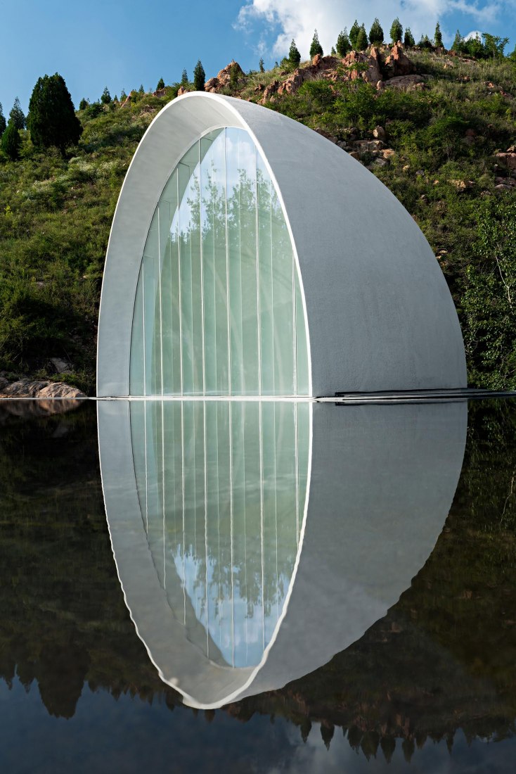 Sala de ceremonias de Tai'an: la luna de la ciudad natal por Syn Architects. Fotografía por Zheng Yan.