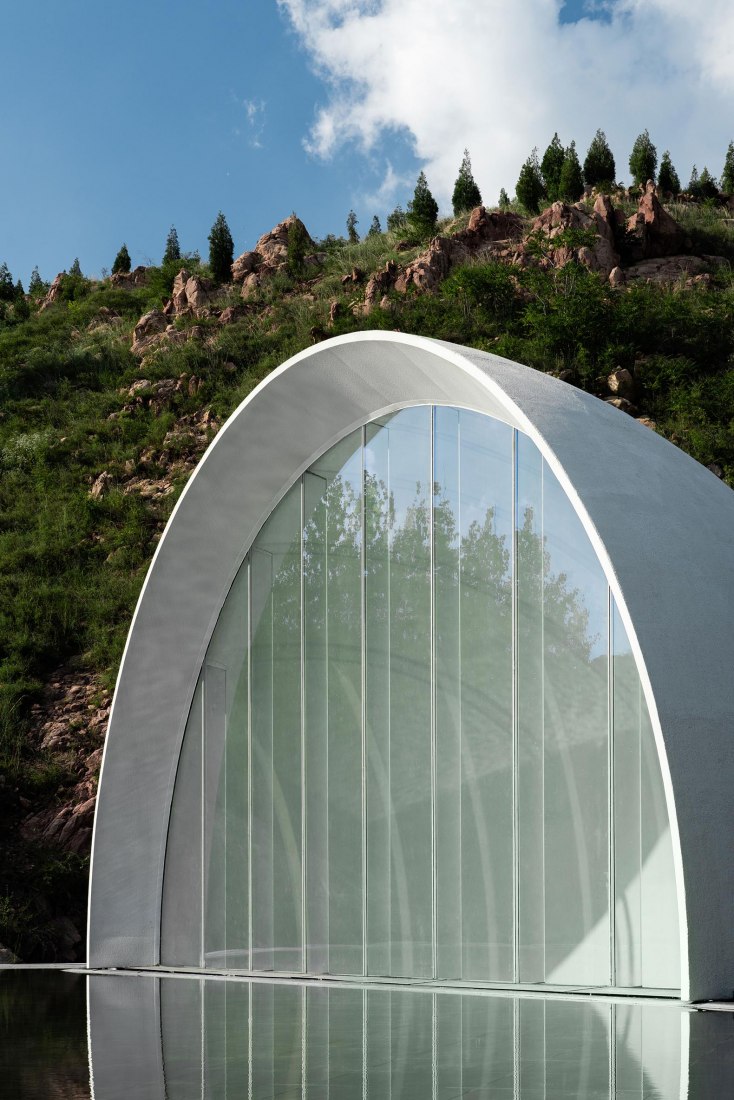 Sala de ceremonias de Tai'an: la luna de la ciudad natal por Syn Architects. Fotografía por Zheng Yan.