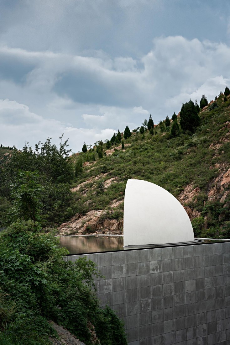 Sala de ceremonias de Tai'an: la luna de la ciudad natal por Syn Architects. Fotografía por Zheng Yan.