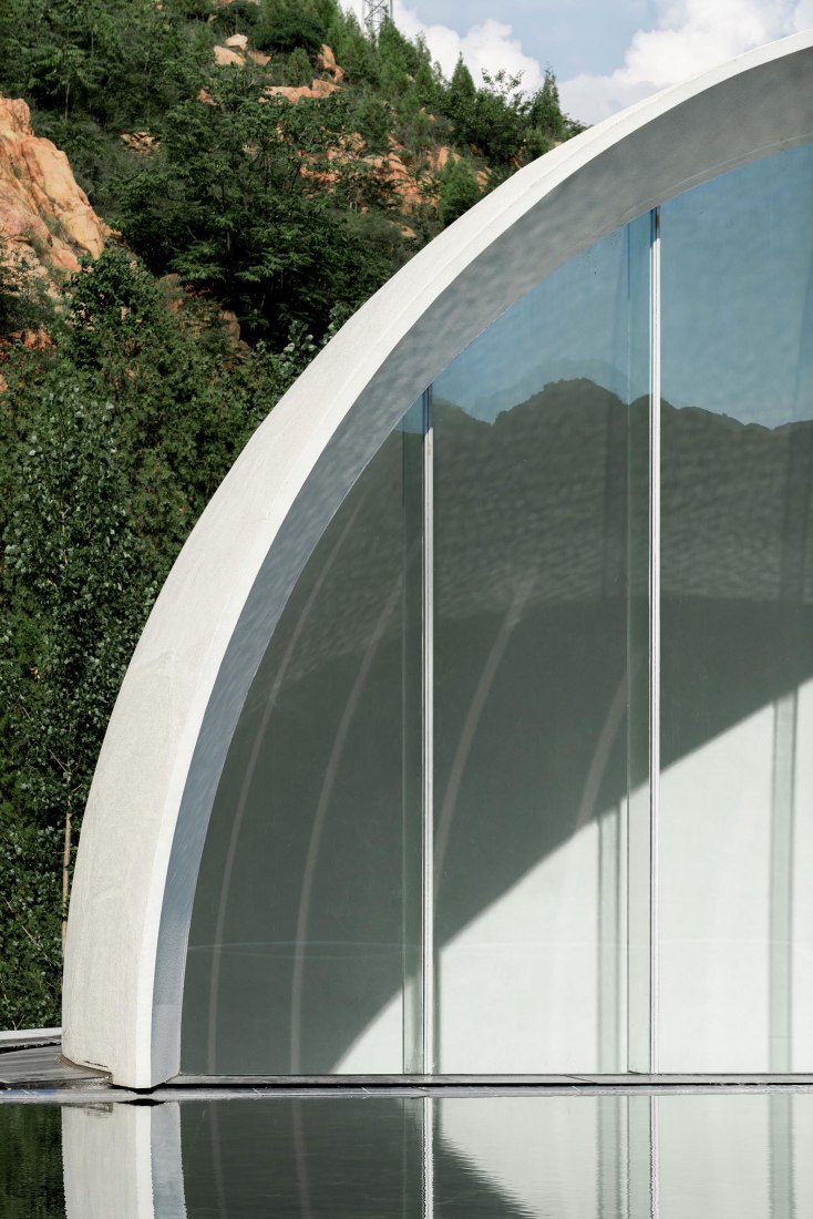 Sala de ceremonias de Tai'an: la luna de la ciudad natal por Syn Architects. Fotografía por Zheng Yan.