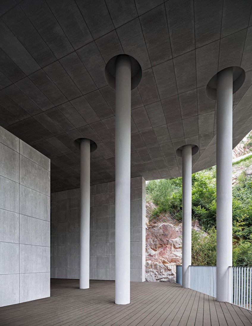 Sala de ceremonias de Tai'an: la luna de la ciudad natal por Syn Architects. Fotografía por Zheng Yan.