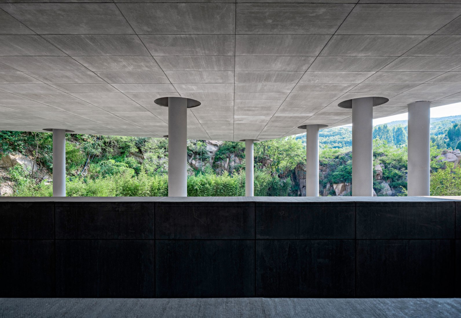 Sala de ceremonias de Tai'an: la luna de la ciudad natal por Syn Architects. Fotografía por Zheng Yan.