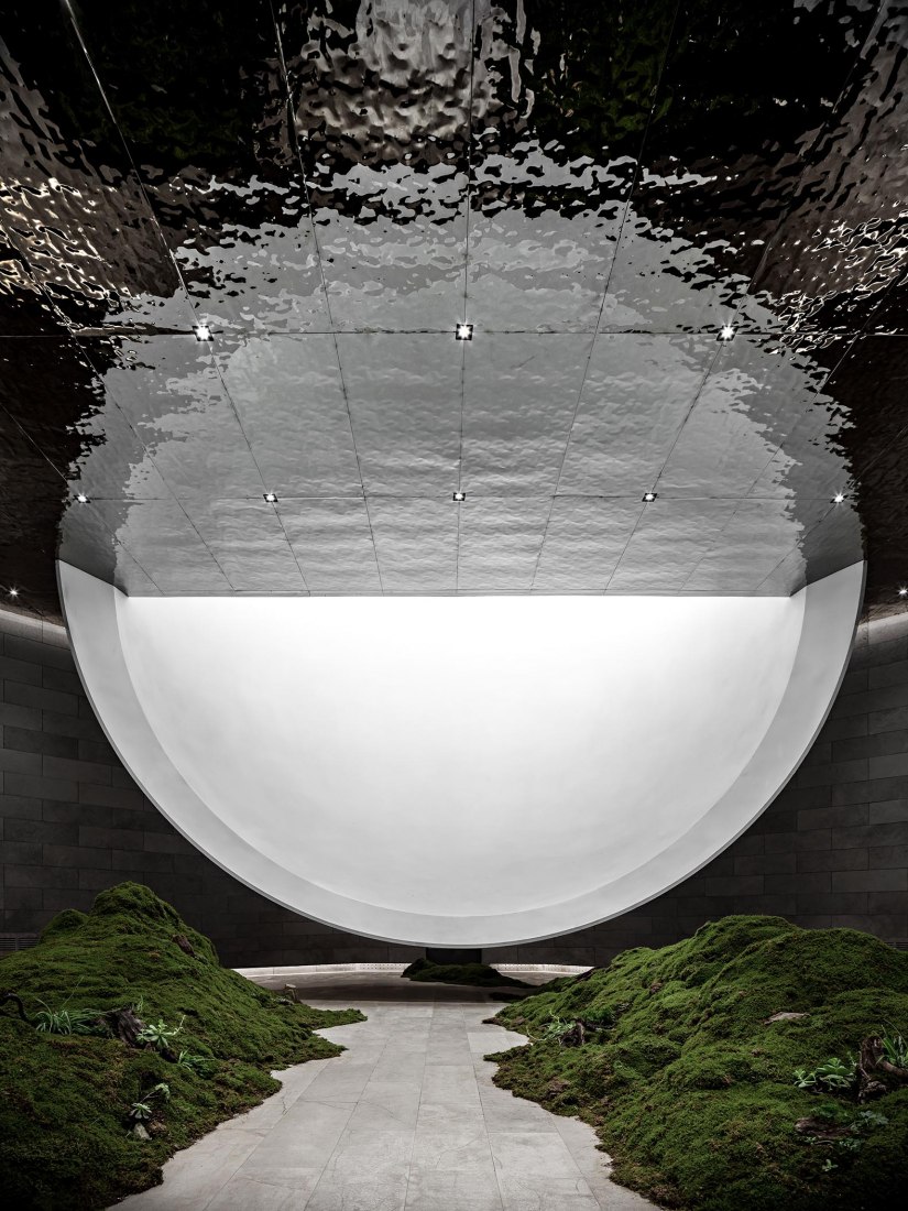 Sala de ceremonias de Tai'an: la luna de la ciudad natal por Syn Architects. Fotografía por Zheng Yan.