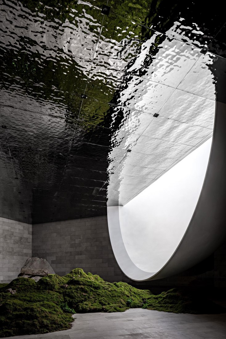 Sala de ceremonias de Tai'an: la luna de la ciudad natal por Syn Architects. Fotografía por Zheng Yan.