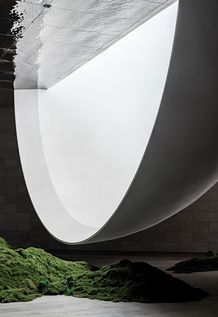 Sala de ceremonias de Tai'an: la luna de la ciudad natal por Syn Architects. Fotografía por Zheng Yan.