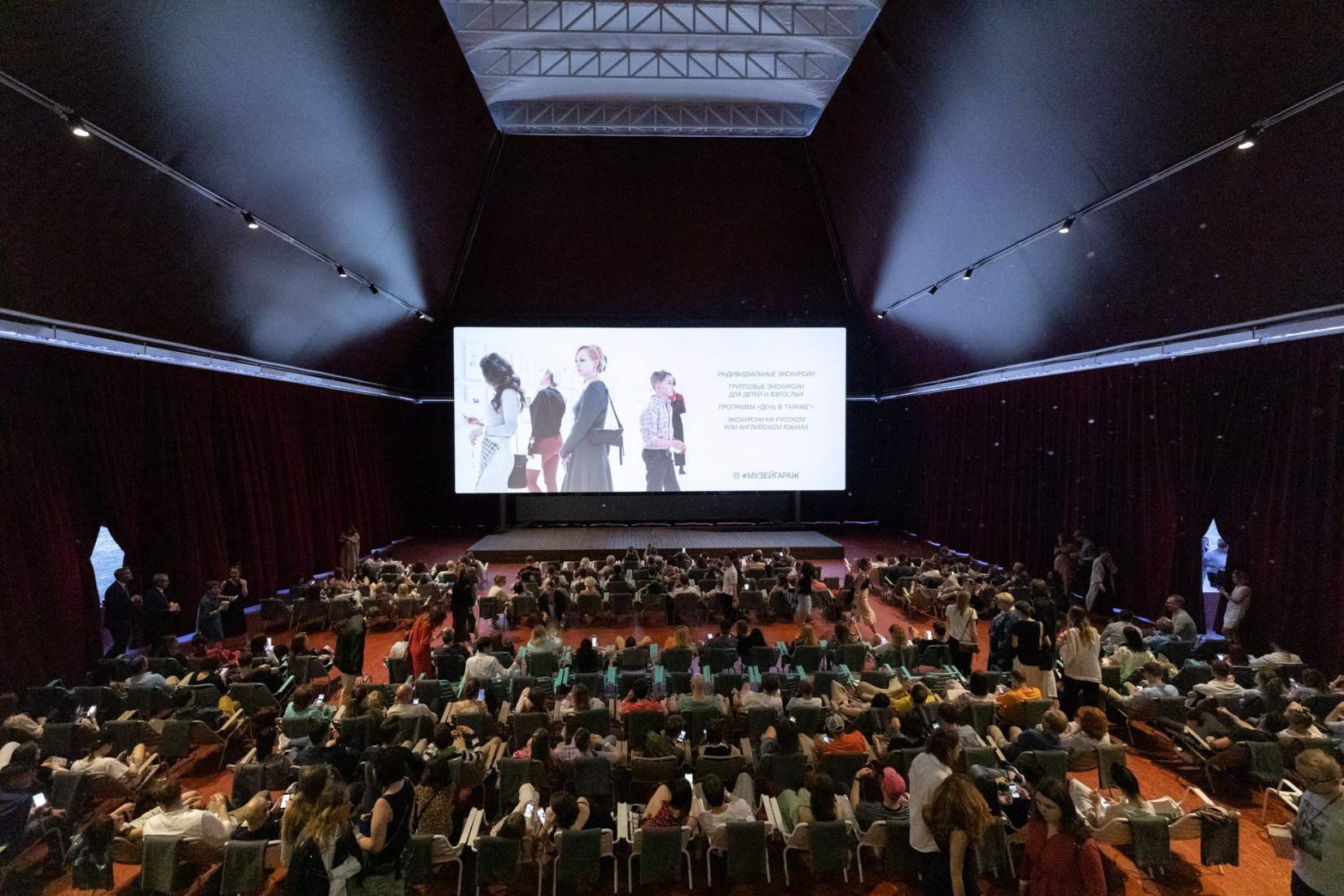 Garage Screen Cinema por SYNDICATE architects. Fotografía por Garage
