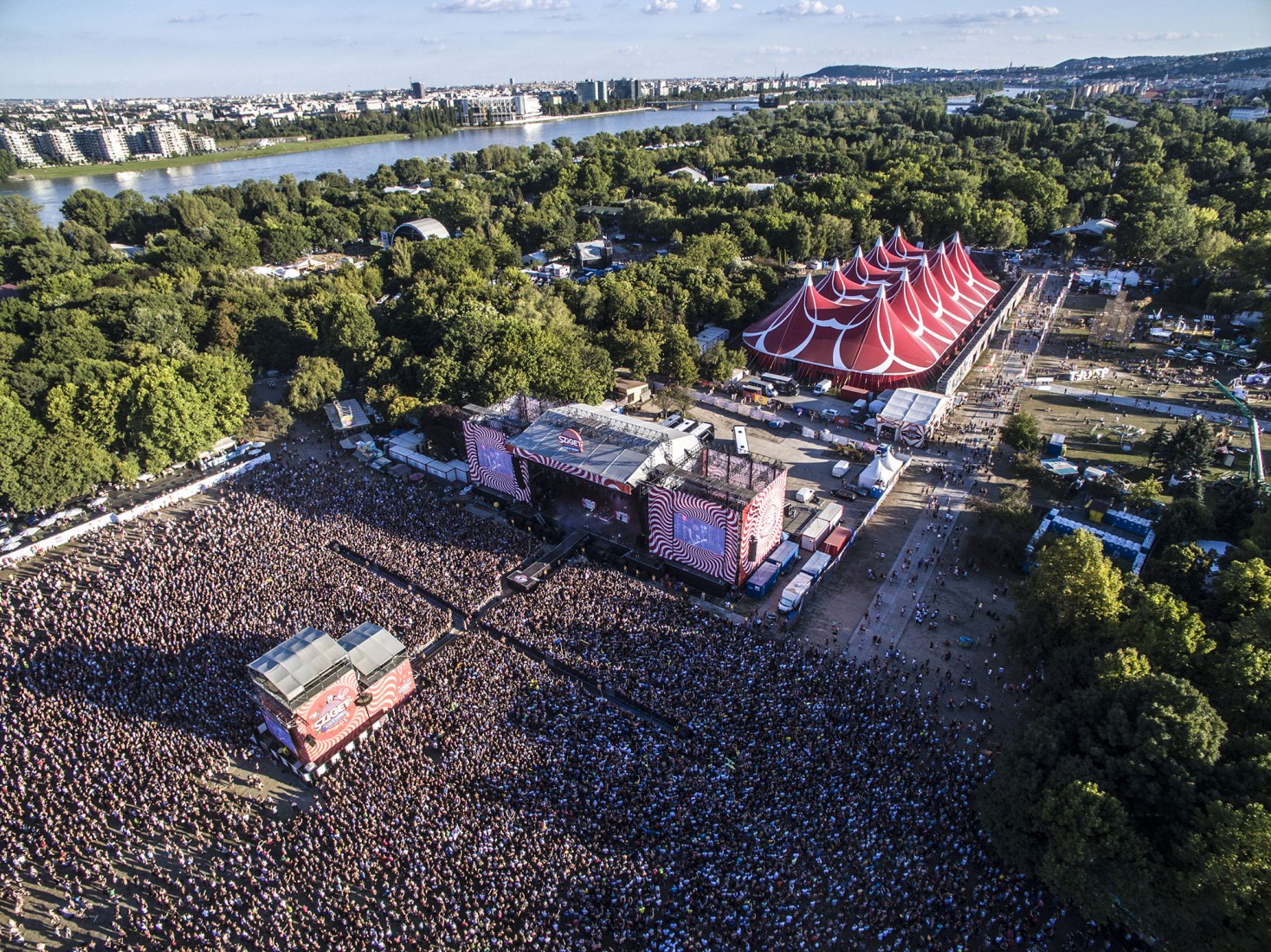 Summer arrives, festivals arrive. Architecture at the Sziget Festival