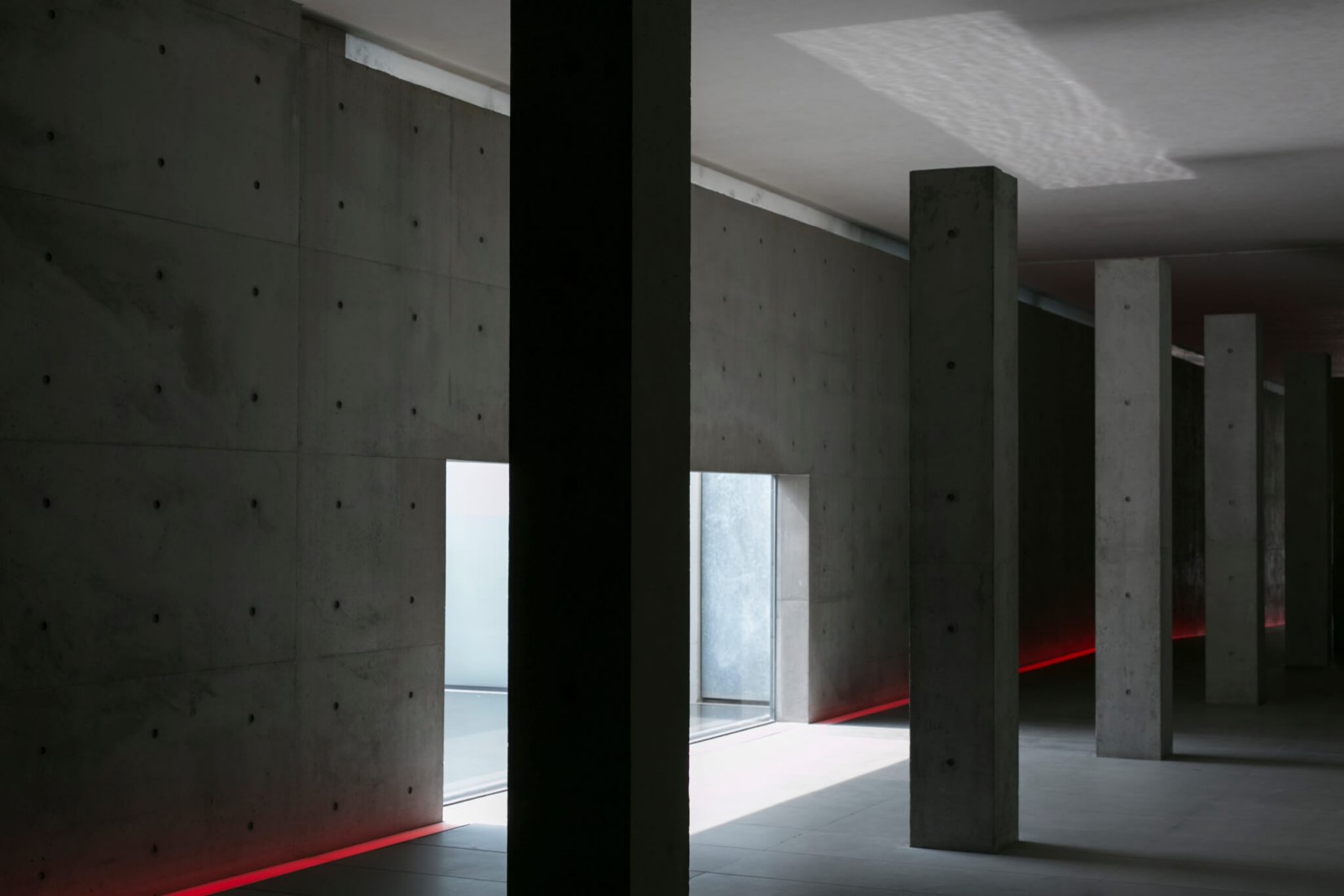En el lado opuesto de la exposición se encuentra la sede de Teatro Armani de Giorgio Armani, que fue encargado a Tadao Ando hace 20 años. El edificio fue transformado de una antigua fábrica y presenta la estética de diseño minimalista de Ando.