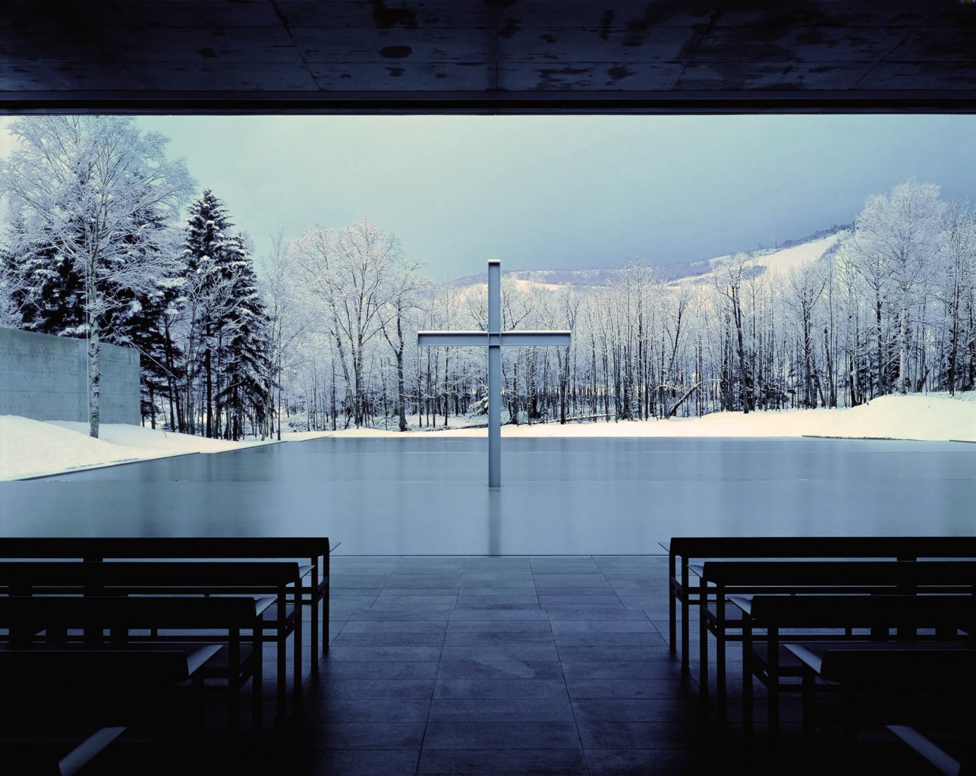 Iglesia sobre el Agua por Tadao Ando (1988). Fotografía por Yoshio Shiratori. Imagen cortesía de The National Art Center Tokyo.