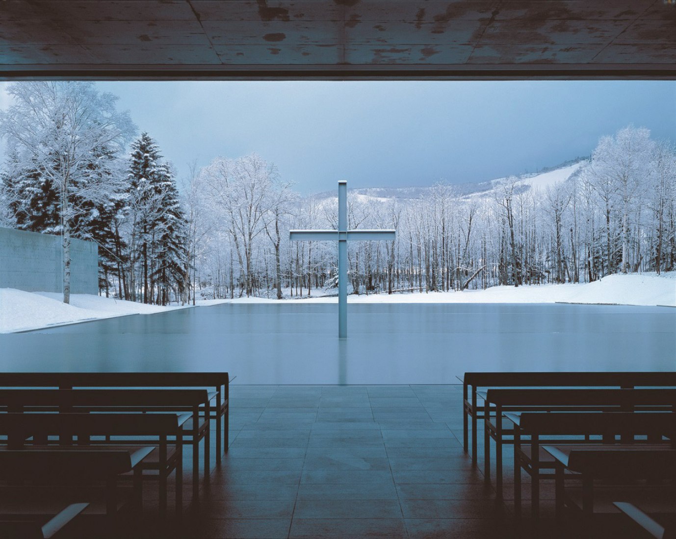 Iglesia en el agua (1988) Yufutsu-gun, Hokkaido. Fotografía por Yoshio Shiratori. Cortesía de The National Art Center Tokyo. 