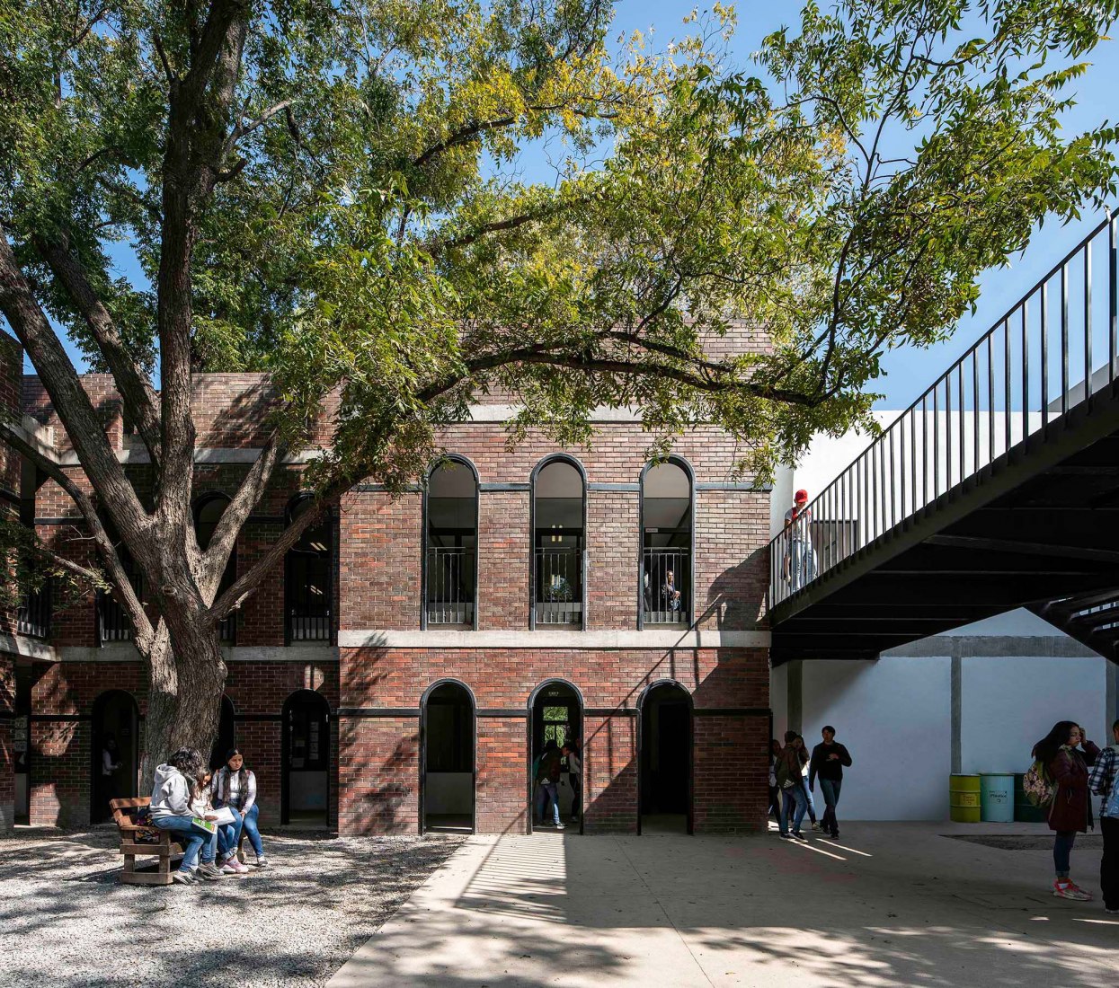 Universidad Carolina – Fase I por Manuel Martínez, Alejandro Madero y Yolanda Ceballos. Fotografía por Francisco Álvarez (The Raws)