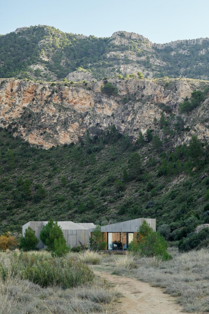 Módulos habitacionales Balneario de Ariño por Tangram. Fotografía por Iñaki Bergera.