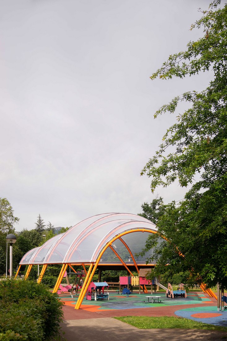 Roof over children's playground in Ugarkalde Park in Oñati by TAPER. Photograph by Jorge Allende.
