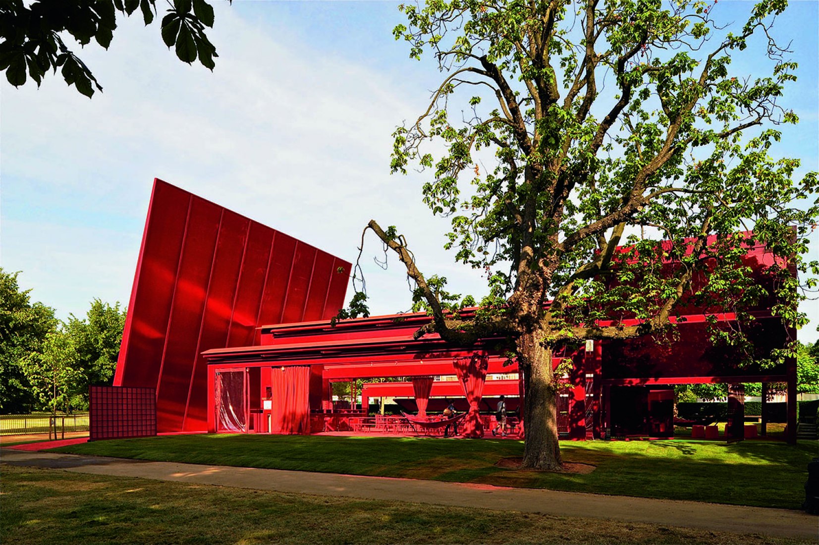 Serpentine Gallery Pavilion 2009 by Jean Nouvel. Photography ©  Iwan Baan. Courtesy of Taschen.