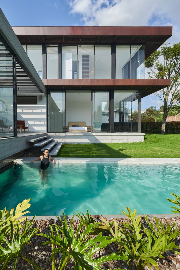 Overlapping and rotating volumes. Interlace House by TEC Taller EC ...