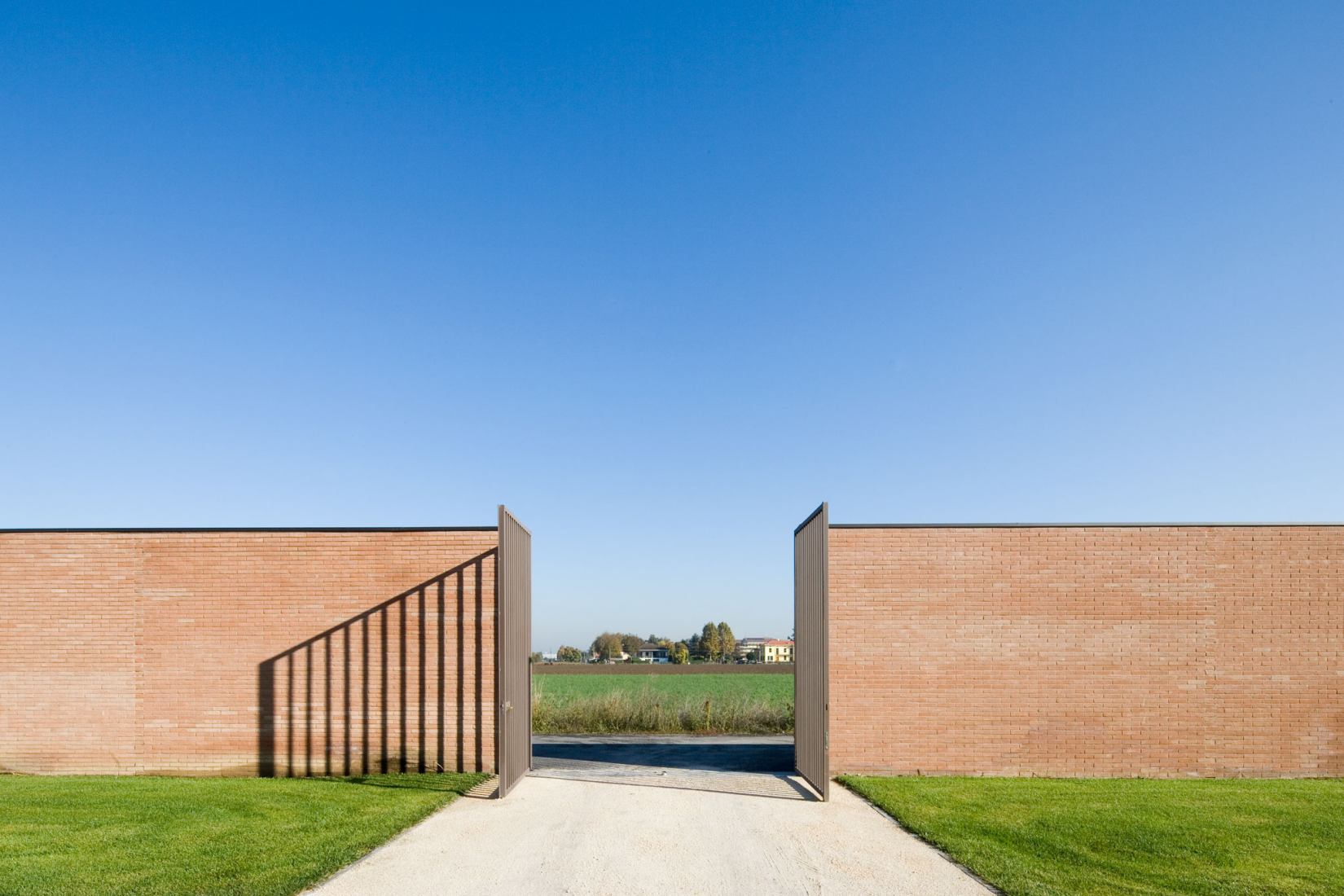 Access.Cremation temple in Parma by Studio  Zermani Associati. Photography by Mauro Davoli