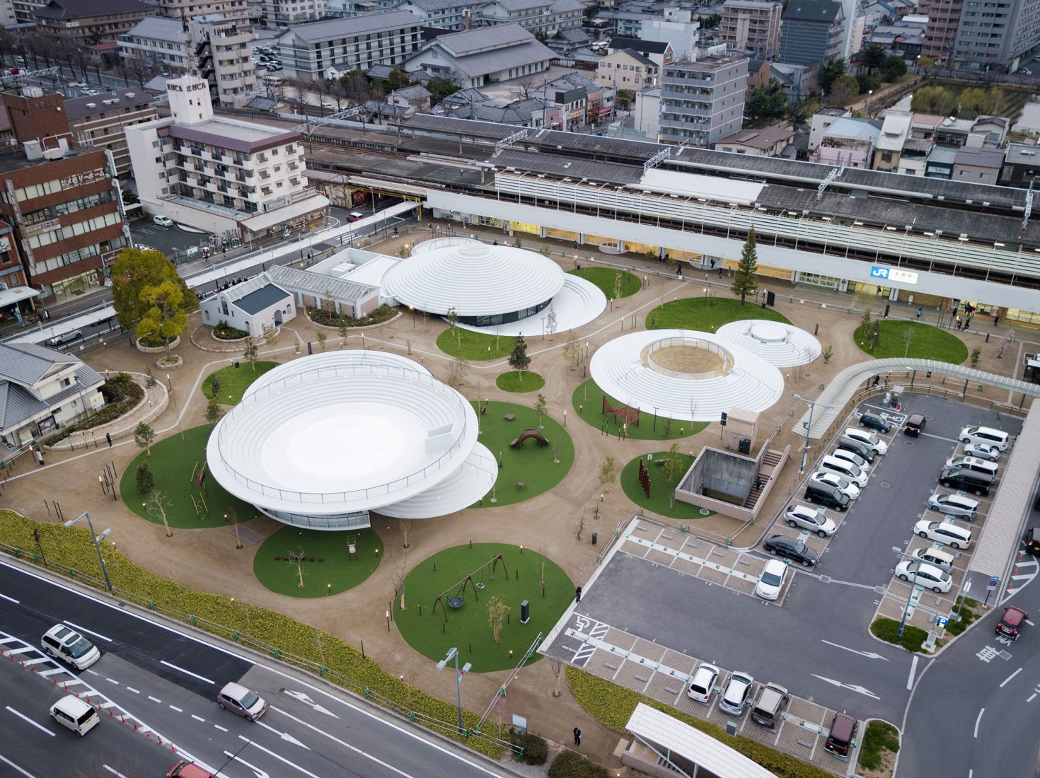 Tenri Station Plaza CoFuFun por Nendo. Fotografía © Takumi Ota