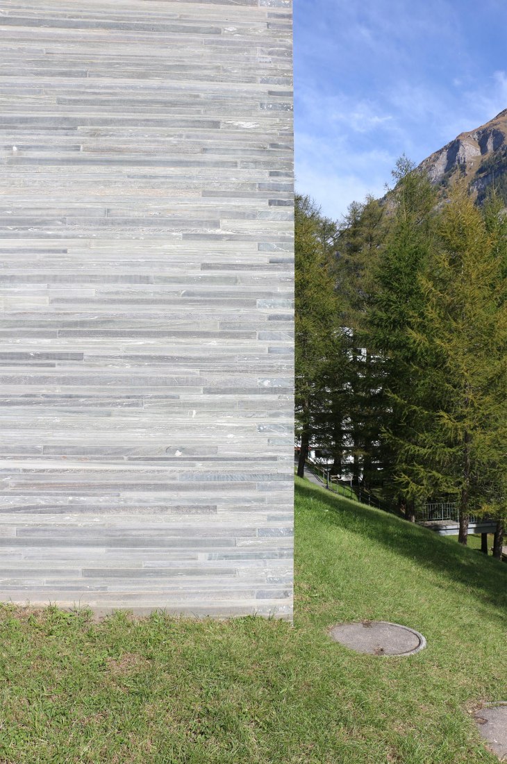 Detalle exterior. Las termas de Vals por Peter Zumthor. Fotografía © José Juan Barba.
