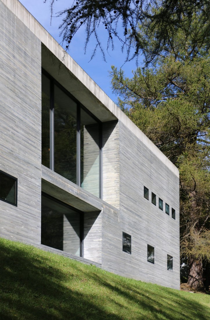 Detalle exterior. Las termas de Vals por Peter Zumthor. Fotografía © José Juan Barba.