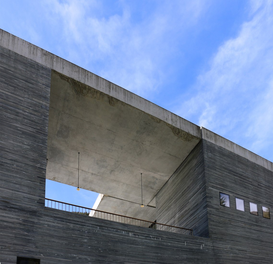 Detalle exterior. Las termas de Vals por Peter Zumthor. Fotografía © José Juan Barba.
