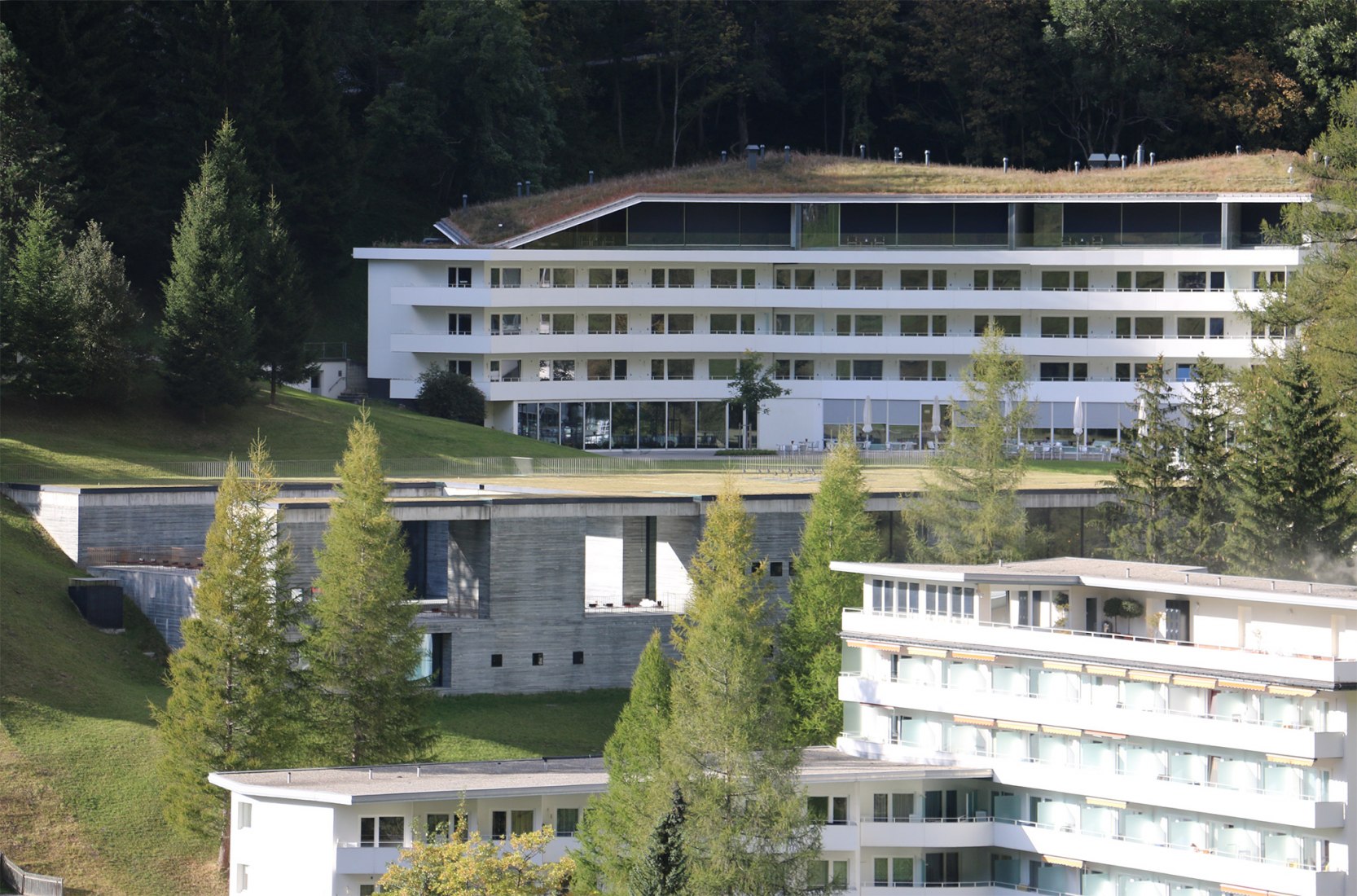 Vista del hotel. Las termas de Vals por Peter Zumthor. Fotografía © José Juan Barba.