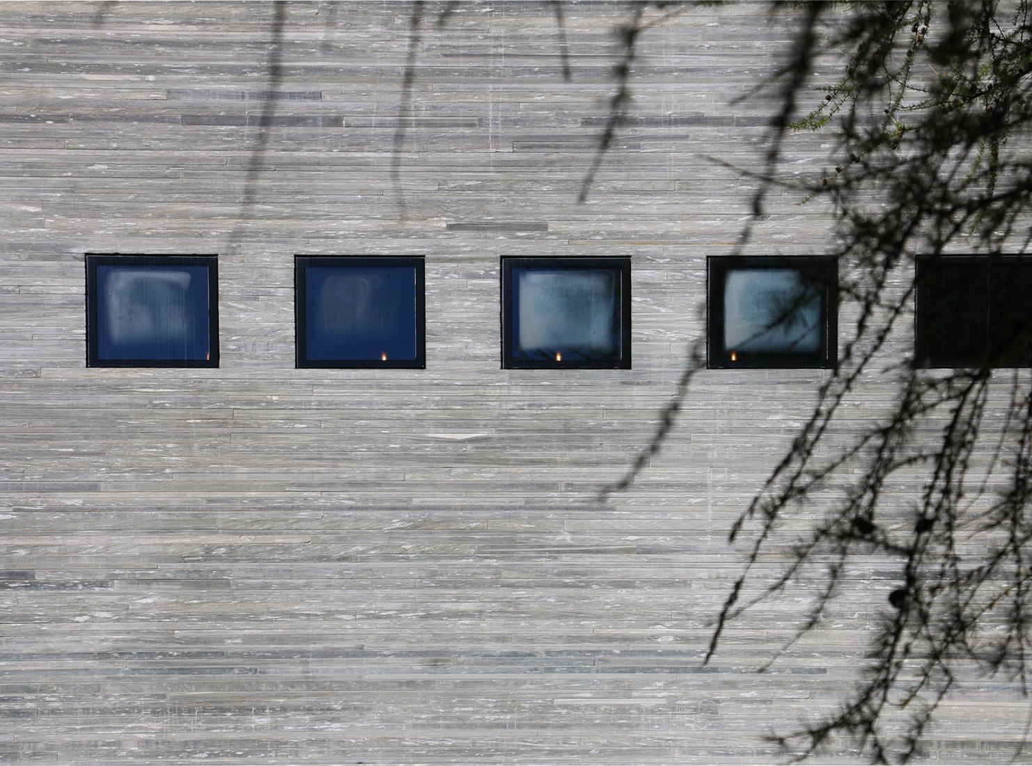 Detalle exterior. Las termas de Vals por Peter Zumthor. Fotografía © José Juan Barba.