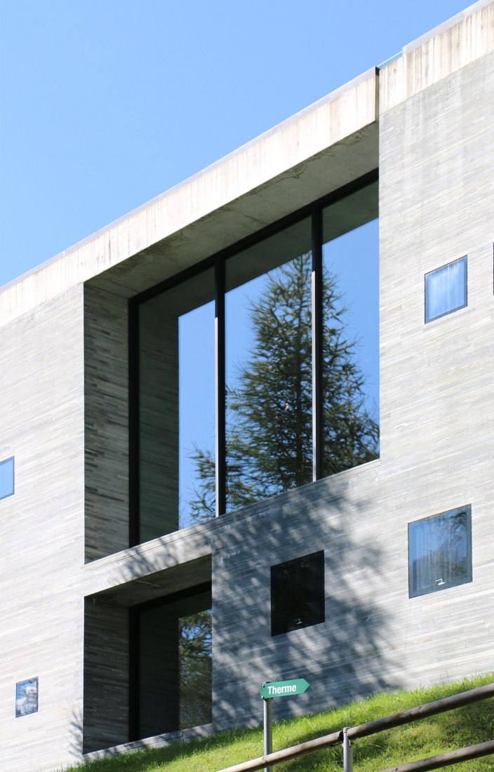 Detalle exterior. Las termas de Vals por Peter Zumthor. Fotografía © José Juan Barba.