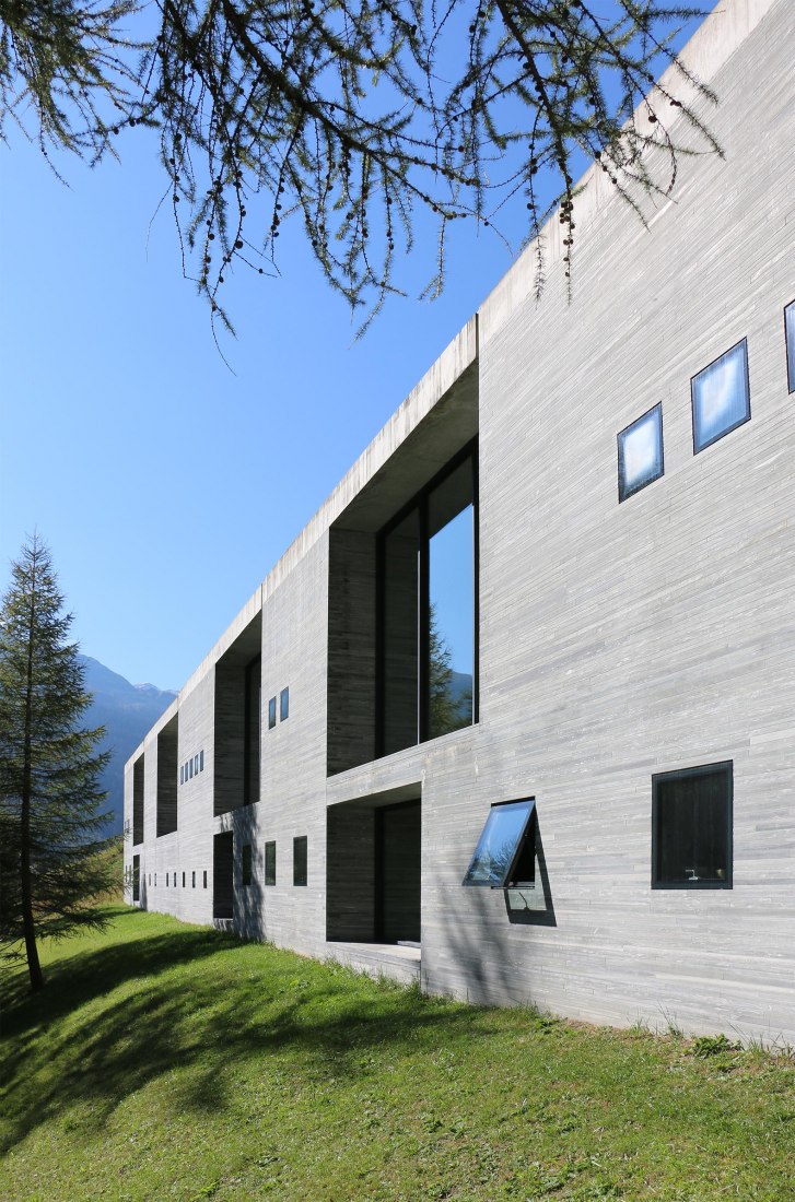 Vista exterior. Las termas de Vals por Peter Zumthor. Fotografía © José Juan Barba.