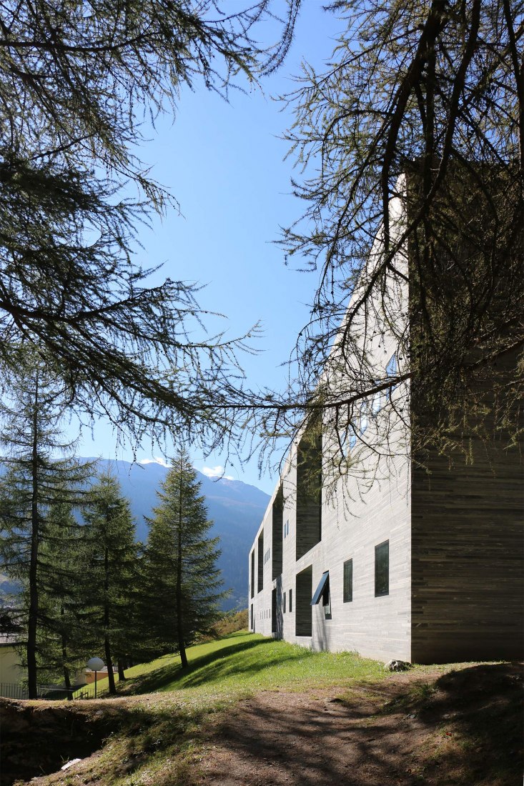 Vista exterior. Las termas de Vals por Peter Zumthor. Fotografía © José Juan Barba.