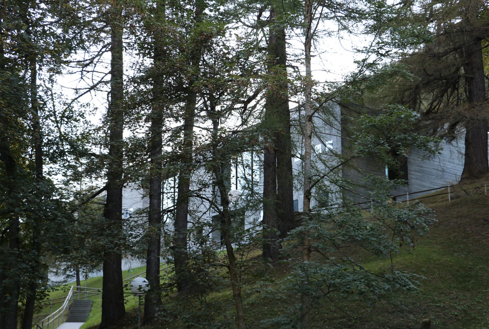 Vista exterior. Las termas de Vals por Peter Zumthor. Fotografía © José Juan Barba.