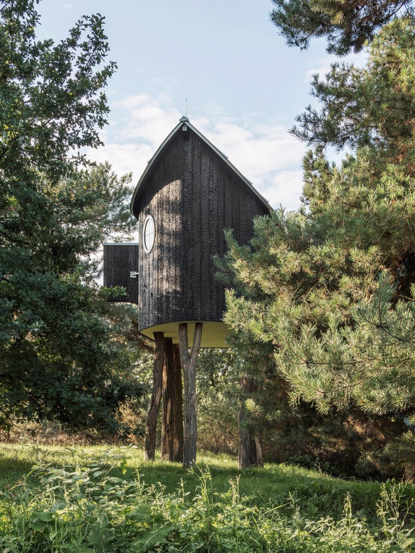 2020 Ein Stein Tee house by Terunobu Fujimori in Raketenstation Hombroich. Photgraph by Hertha Hurnaus, courtesy of Stiftung Insel Hombroich