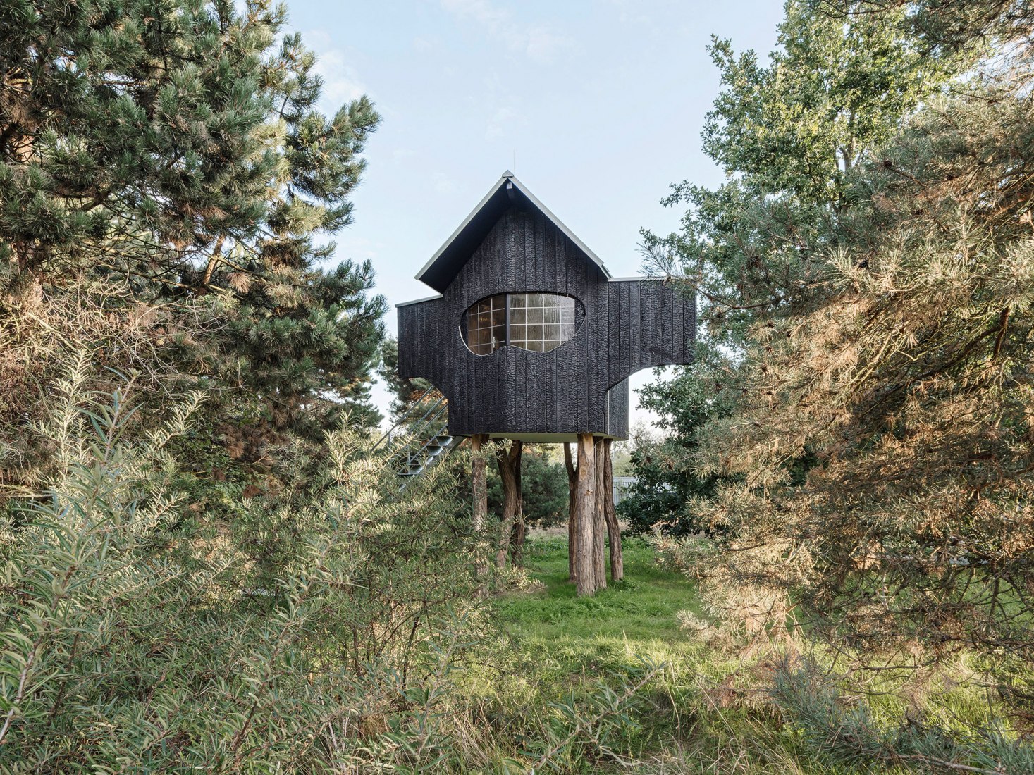 2020 Ein Stein Tee house by Terunobu Fujimori in Raketenstation Hombroich. Photgraph by Hertha Hurnaus, courtesy of Stiftung Insel Hombroich