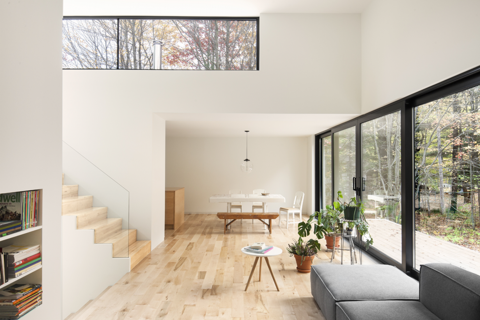 Salón de la de Maison Terrebonne por la SHED architecture. Fotografía © Maxime Brouillet.