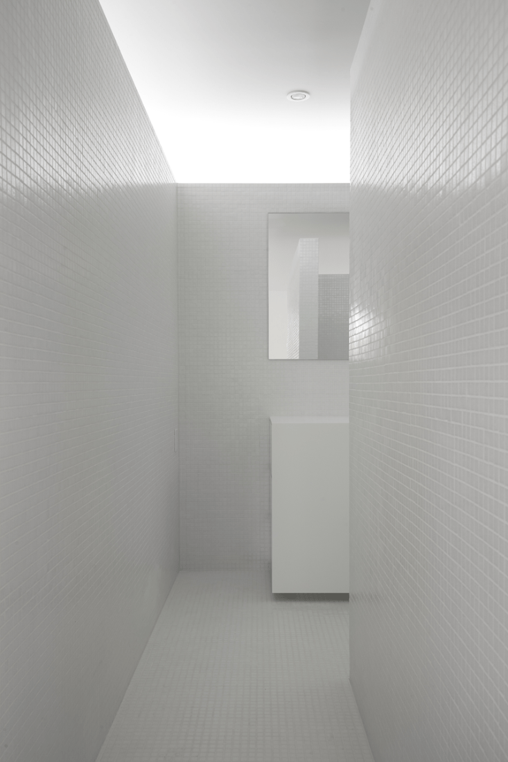 Baño de la de Maison Terrebonne por la SHED architecture. Fotografía © Maxime Brouillet.