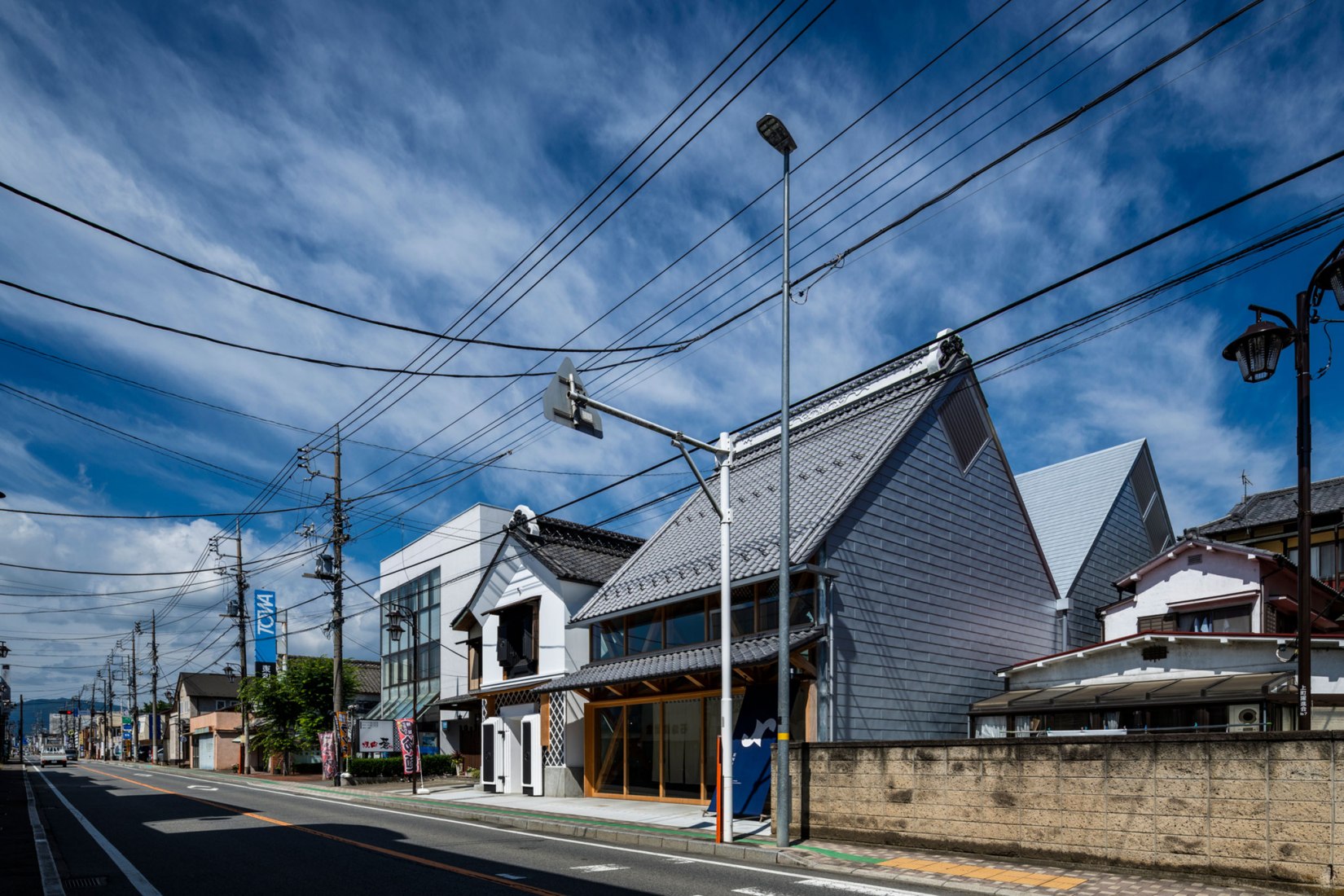 Cámara de Comercio e Industria de Tomioka por Tezuka Architects. Fotografía por Katsuhisa Kida/FOTOTECA