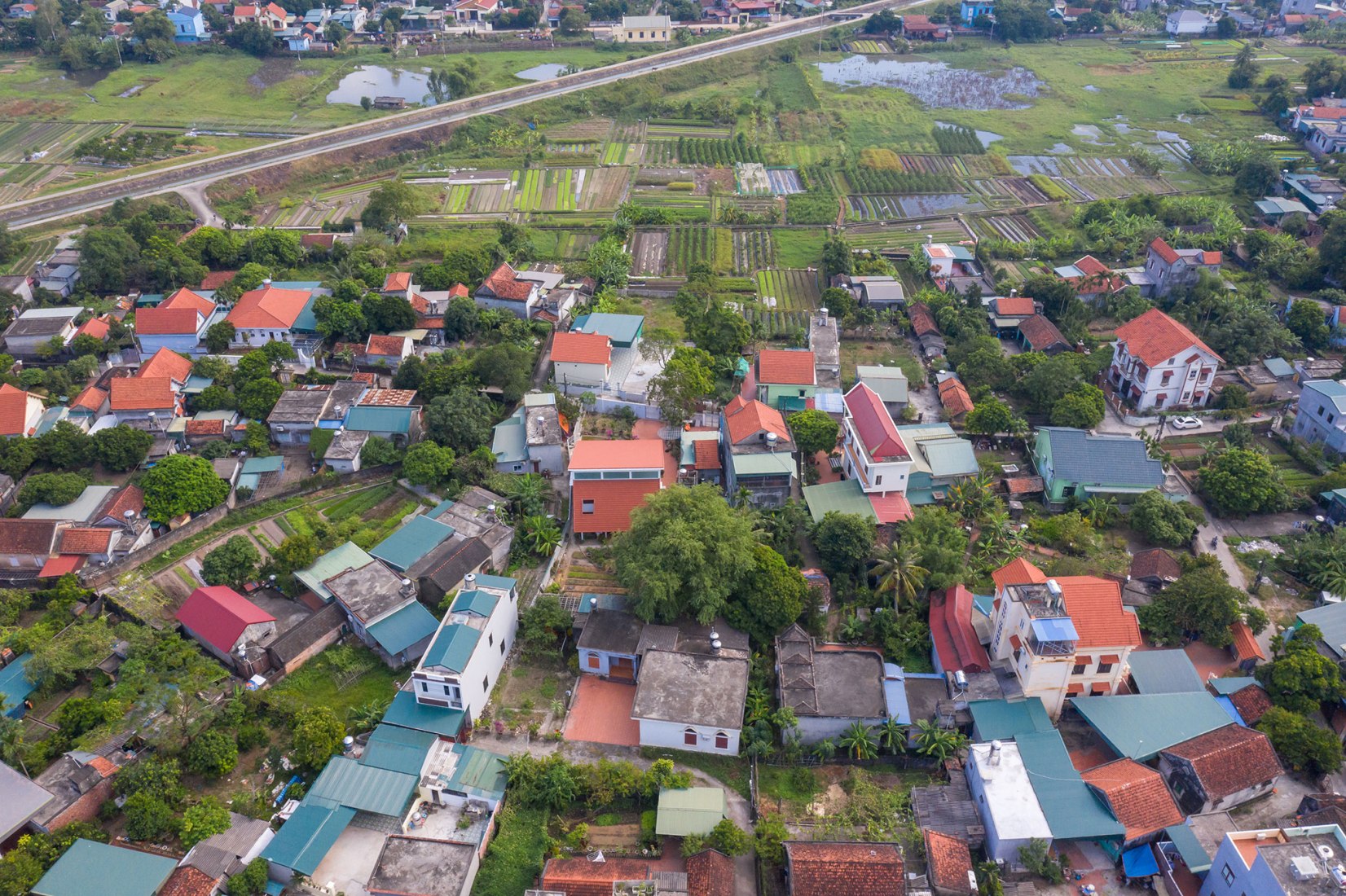 House in Quang Yen by Gia Thang Pham and ngo + pasierbinski. Photography by Hoang Le.