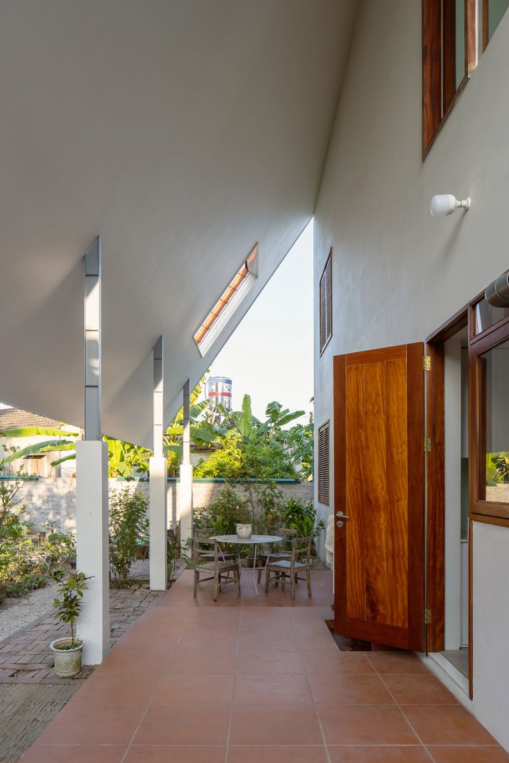 House in Quang Yen by Gia Thang Pham and ngo + pasierbinski. Photography by Hoang Le.