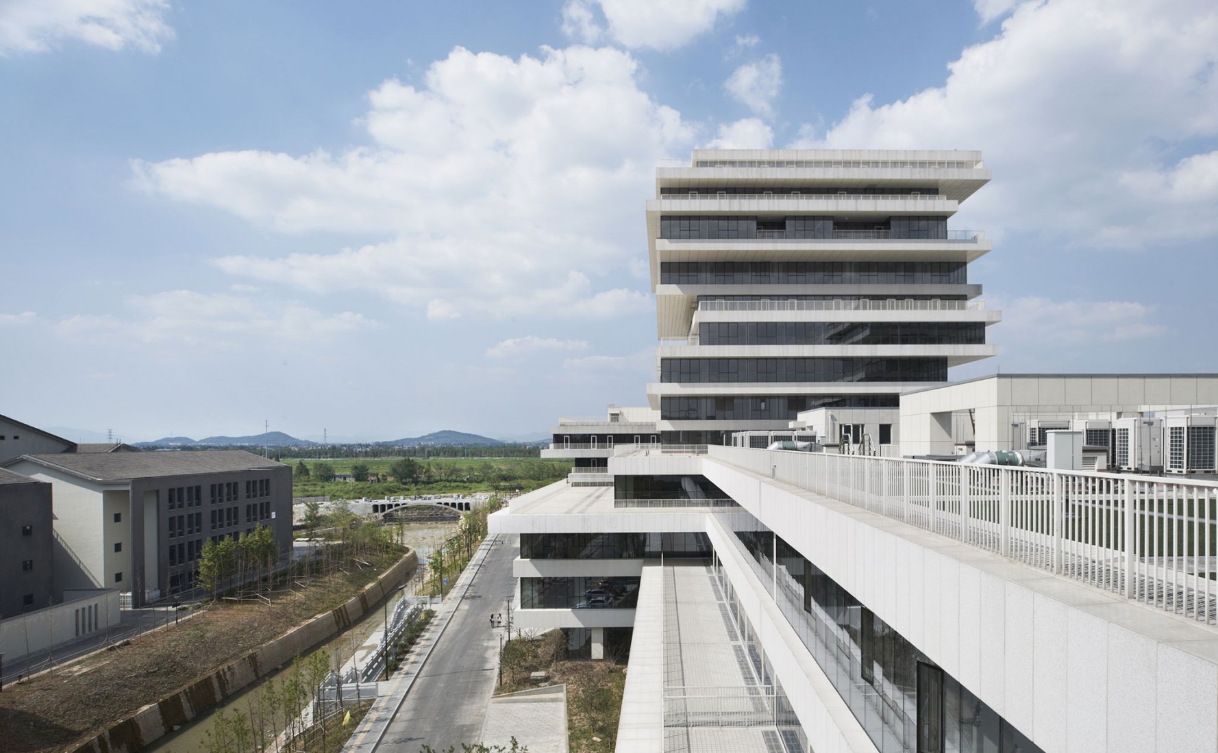 Exterior view. The Campus City for Hangzhou Normal University by WSP ARCHITECTS. Photograph © RUIJING Photography/Zhang Hui