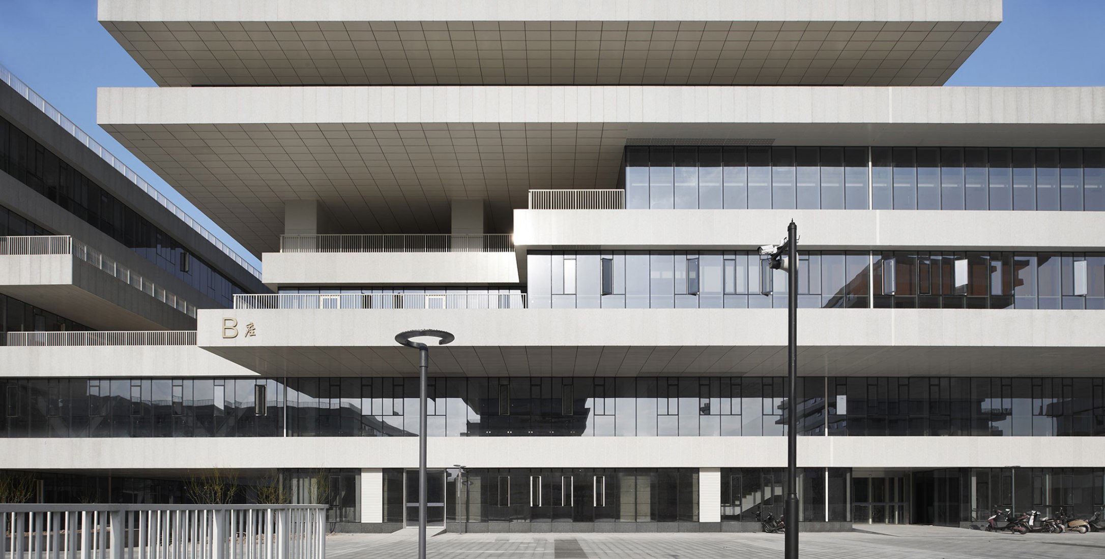Exterior view. The Campus City for Hangzhou Normal University by WSP ARCHITECTS. Photograph © RUIJING Photography/Zhang Hui