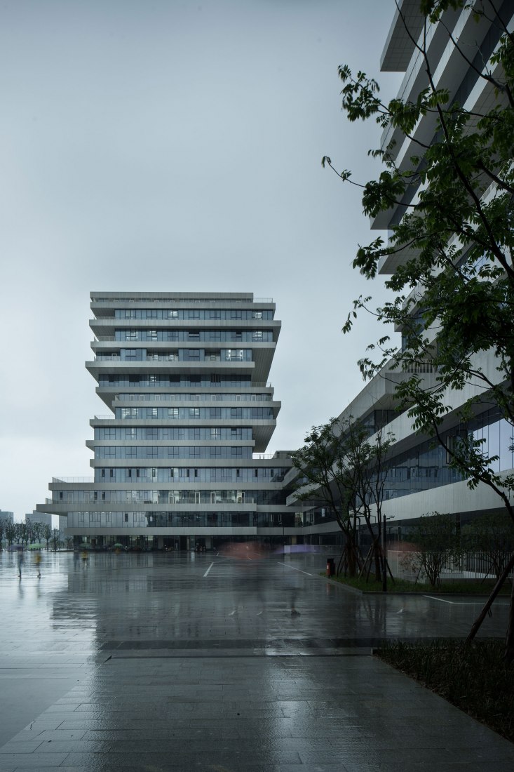 Exterior view. The Campus City for Hangzhou Normal University by WSP ARCHITECTS. Photograph © RUIJING Photography/Zhang Hui