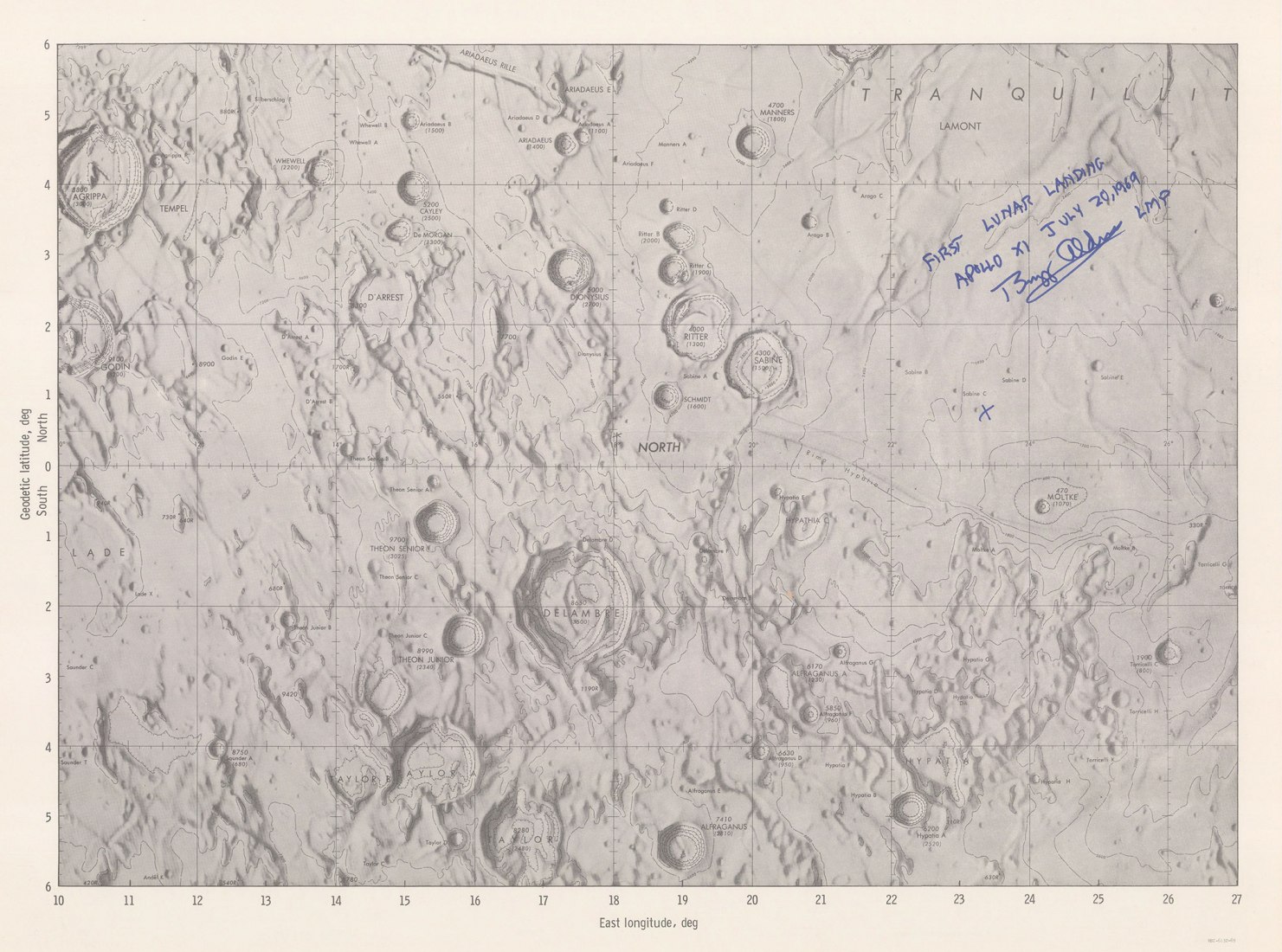 Mapa firmado del sitio de aterrizaje de Apolo 11. Este mapa de "uso interno exclusivo", publicado en 1969, muestra el lugar de aterrizaje del Apolo 11 en el Mar de la Tranquilidad y está firmado por el astronauta Buzz Aldrin Piloto del Módulo Lunar del Apolo 11.