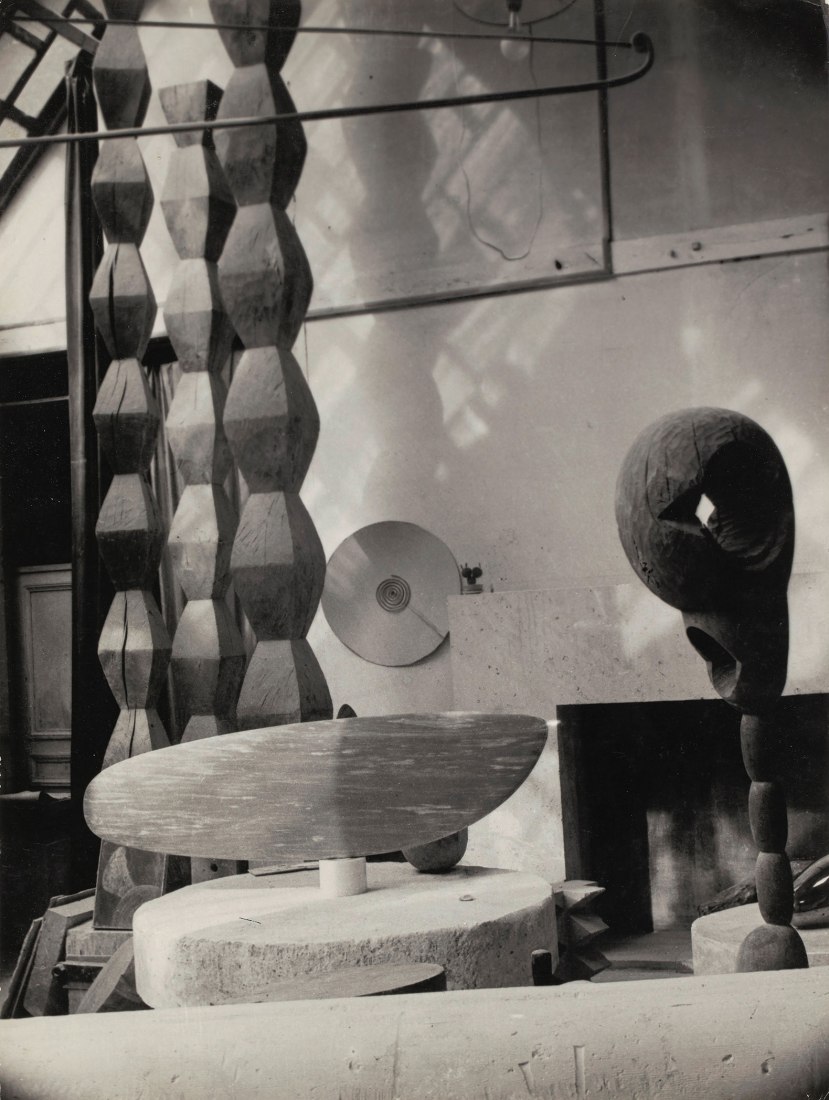 Constantin Brancusi. Vista del estudio (Atelieransicht), 1930–31. Kunsthaus Zürich, Colección de Fotografía. Donación en memoria de Carola Giedion-Welcker, 1986. © Succession Brancusi - Todos los derechos reservados. VEGAP, Bilbao, 2021