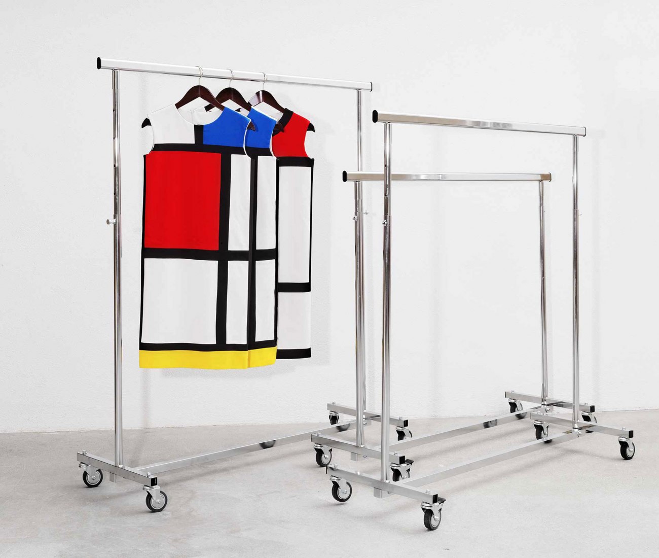 Sylvie Fleury. Perchero para el vestido Mondrian (Mondrian Dress Rack), 1993/2016.Cortesía de la artista y de Karma International, Zúrich y Los Ángeles. © Sylvie Fleury, VEGAP, Bilbao, 2021