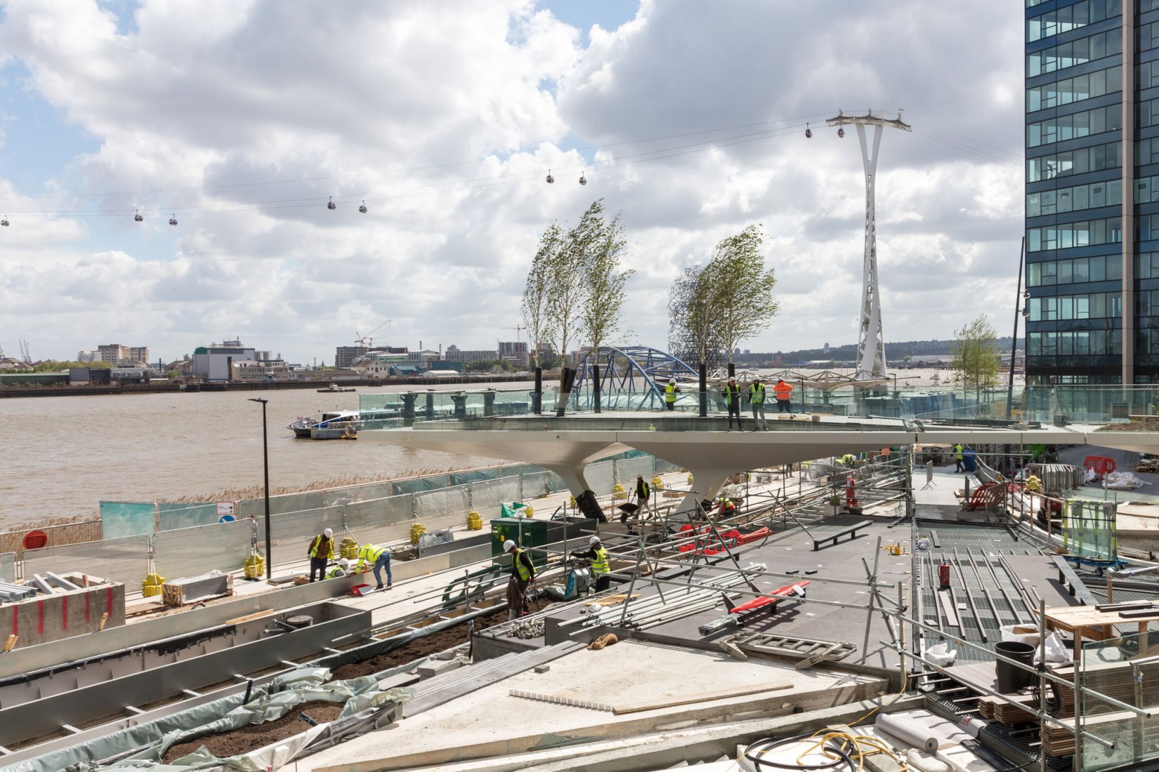 sland 5 View Towards The Thames. Tide Linear Park by Diller Scofidio + Renfro. Photograph by Luke Hayes