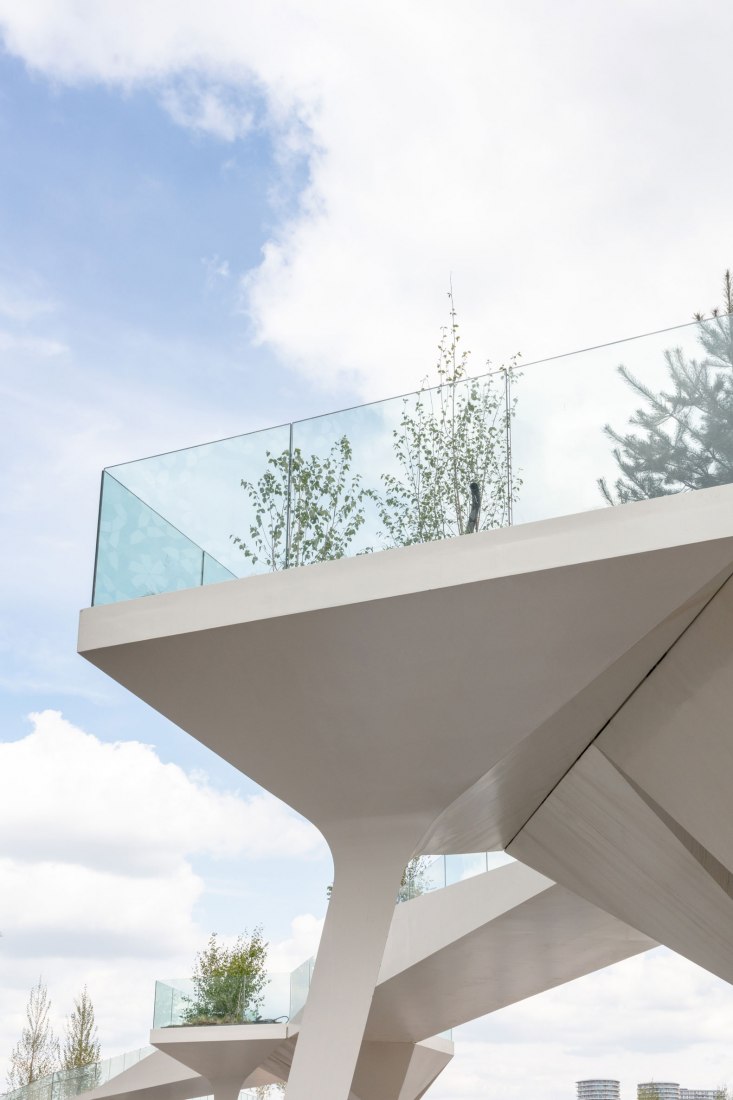 View of Islands and Bridges from Ground Level. Tide Linear Park by Diller Scofidio + Renfro. Photograph by Luke Hayes
