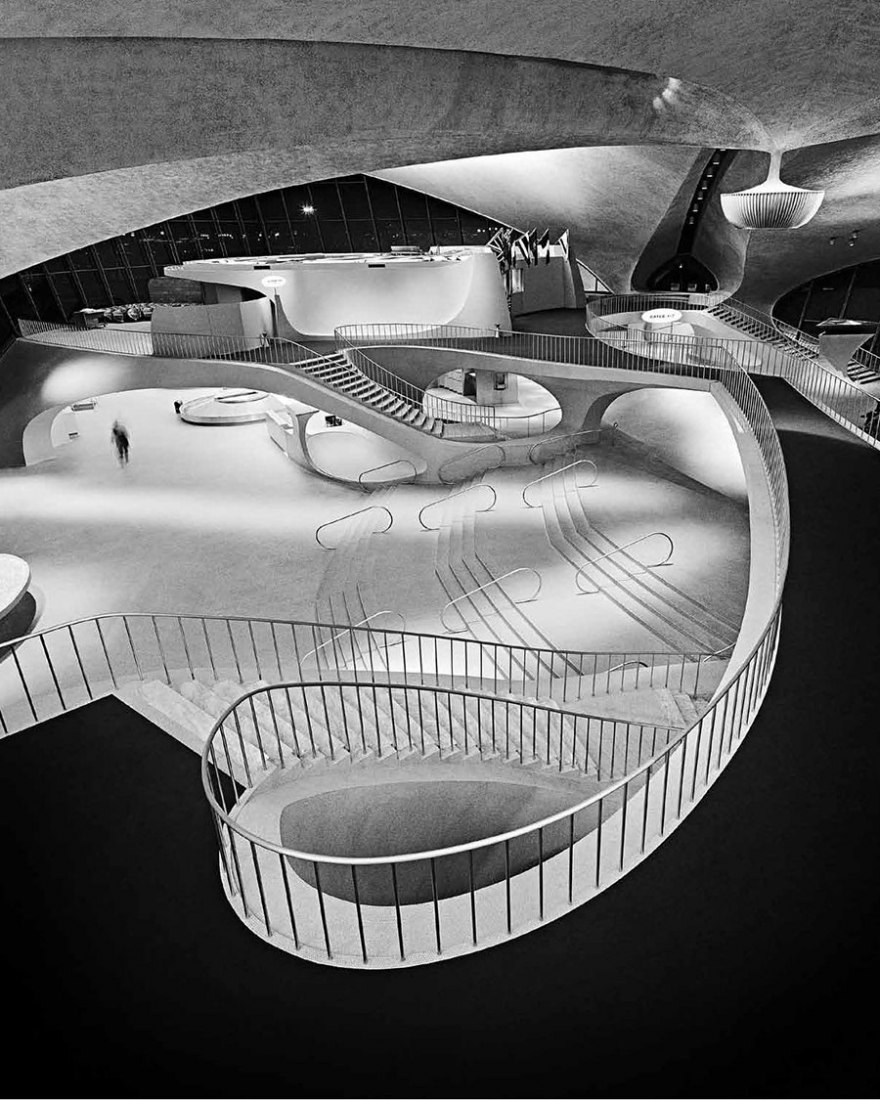 Balthazar Korab (húngaro, 1926-2013), TWA Flight Center en el Aeropuerto Internacional JFK (Queens, Nueva York), 1964. Impresión en plata con gelatina, 27,94 x 35,56 cm. Imagen cortesía de Korab, Christian Korab, Minnesota. © 2018 Imagen de Korab.
