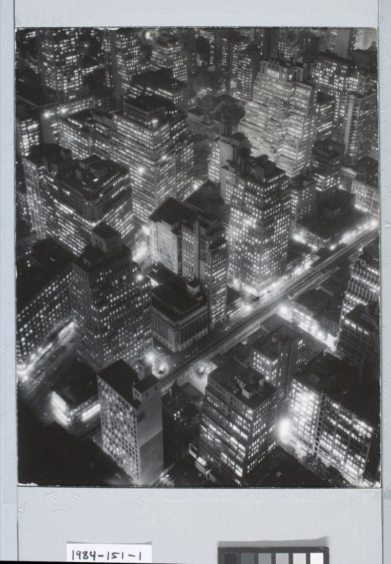 Berenice Abbott (estadounidense, 1898-1991), The Night View, 1934 / 1974. Impresión en gelatina plateada, 34,925 x 25,4 cm. El Museo de la Ciudad de Nueva York, 79.147.2. Imagen cortesía del Museo de Arte Moderno de Filadelfia. © 2018 Patrimonio de Berenice Abbott / Getty Images.