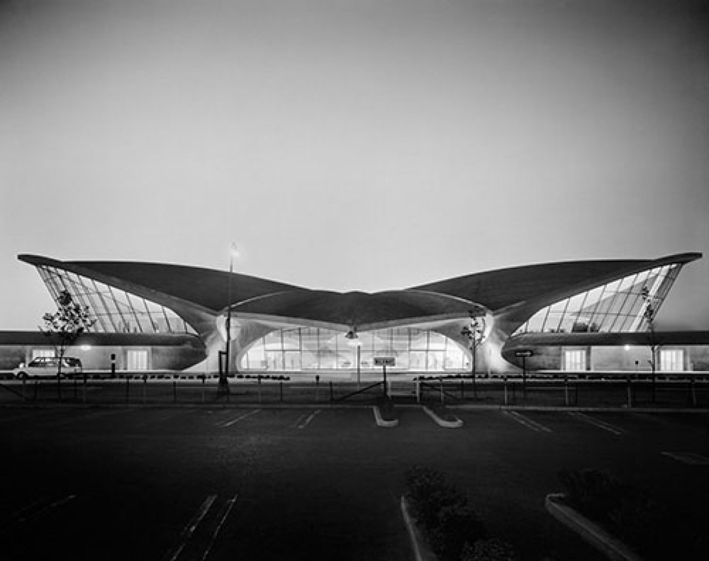 Ezra Stoller (estadounidense, 1915-2004), terminal TWA en el aeropuerto Idlewild (ahora JFK), Eero Saarinen, Nueva York, NY, 1962. Impresión cromogénica, 40,64 x 50,8 cm. Cortesía de Yossi Milo Gallery, Nueva York. © 2018 Estate of Ezra Stoller / Esto.