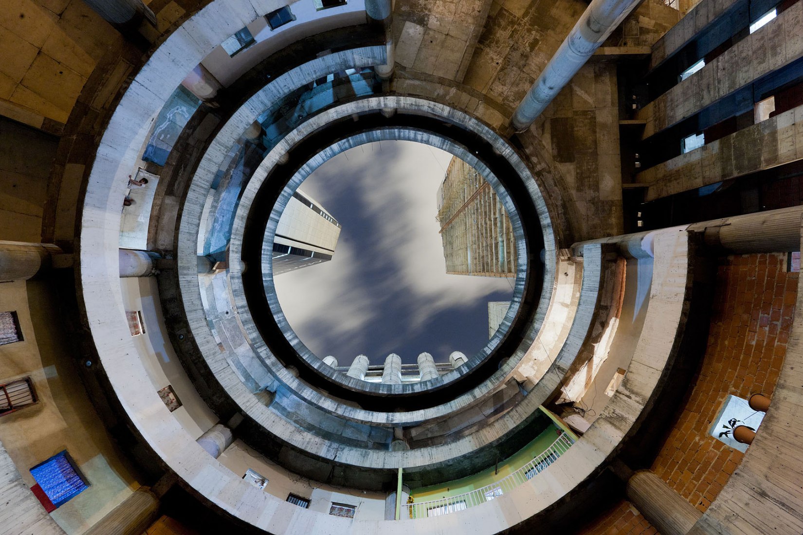 Iwan Baan (holandés, nacido en 1975), Torre David # 2, 2011. Impresión cromogénica, 121,92 x 182,88 cm. Cortesía del artista y Moskowitz Bayse, Los Angeles. © 2018 Iwan Baan.